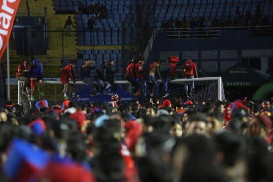 GU6001. CIUDAD DE GUATEMALA (GUATEMALA), 27/05/2017,- Aficionados del Municipal invaden el campo tras el juego ante el Deportivo Guastatoya hoy, sábado 27 de mayo de 2017, en la final del Torneo de la Liga Mayor del Fútbol de Guatemala en el Estadio Doroteo Guamuch en Ciudad de Guatemala (Guatemala). EFE/Esteban Biba