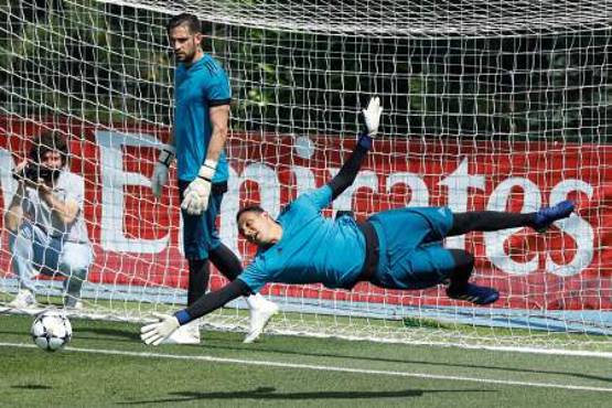 GRAF2903. MADRID, 22/05/2018.- Los porteros del Real Madrid Keylor Navas (d) y Kiko Casilla durante el Día de Puertas Abiertas para los medios celebrado hoy en las instalaciones de Valdebebas, previo a la final de la Liga de Campeones que el conjunto blanco disputa ante el Liverpool el día 26 de mayo en el Estadio Olímpico de Kiev. EFE/Juan Carlos Hidalgo