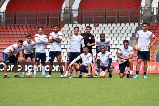 Olimpia entrenó ayer por la tarde en la cancha del Estadio Independencia, el cual cuenta con césped artificial: FOTO: Redes Olimpia