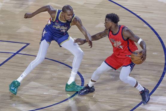 Anthony Edwards (d), del equipo Estrellas, en acción contra Kevin Durant, del equipo Barras durante el partido 'All-Star' de la NBA.