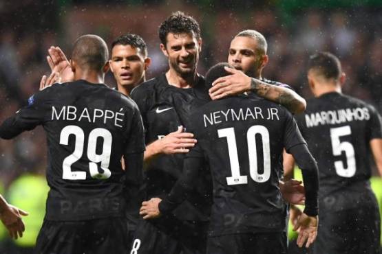 Paris Saint-Germain's Brazilian striker Neymar (2nd R) celebrates with teammates after scoring the opening goal of the UEFA Champions League Group B football match between Celtic and Paris Saint-Germain (PSG) at Celtic Park in Glasgow, on September 12, 2017. / AFP PHOTO / FRANCK FIFE
