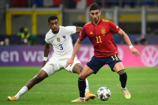 France's defender Presnel Kimpembe (L) vies with Spain's midfielder Ferran Torres during the Nations League final football match between Spain and France at San Siro stadium in Milan, on October 10, 2021. (Photo by FRANCK FIFE / AFP)