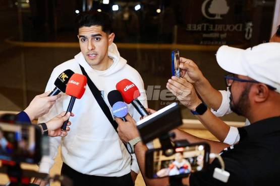 El jugador del Lech Poznan de Polonia atendiendo a los medios en el hotel de concentración en Managua, Nicaragua. Fotos: Yoseph Amaya y Mauricio Ayala