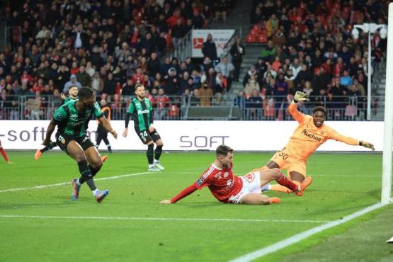 <b>Jeremy Le Douaron al momento que anotaba su gol al Lens.</b>