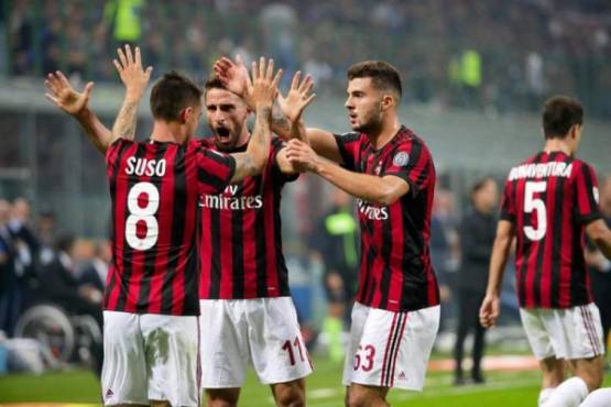 Milan (Italy), 15/10/2017.- AC Milan players celebrate the goal scored by Ac Milan midfielder Suso during the Italian Serie A soccer match between FC Inter and AC Milan at Giuseppe Meazza Stadium in Milan, Italy, 15 October 2017. (Italia) EFE/EPA/ROBERTO BREGANI