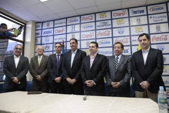 La Fifa ha hecho oficial el nombramiento de los cinco dirigentes que integrarÃ¡n desde ya la ComisiÃ³n Normalizadora de la FederaciÃ³n de FÃºtbol de Honduras.El presidente oficial es el dirigente Jorge SalomÃ³n, (representa al Real EspaÃ±a) y el vicepresidente Miguel Mourra, los otros miembros son Rafael Villeda, (Olimpia) Juan Ferrera y Jaime Villegas (Real EspaÃ±a)