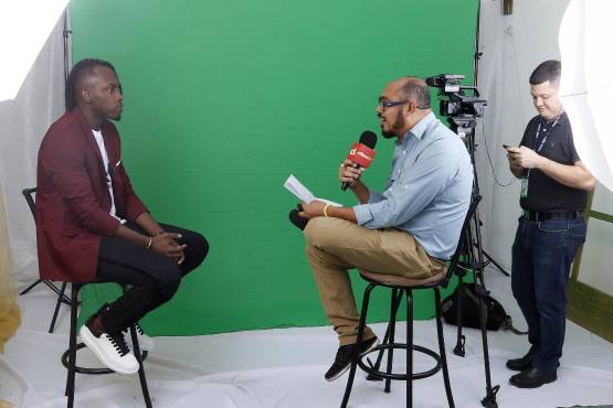 Desde antes que fuera una estrella en la liga francesa, DIEZ atendió a “La Panterita” Alberth Elis, figura del fútbol hondureño. FOTO ARCHIVO 2019.