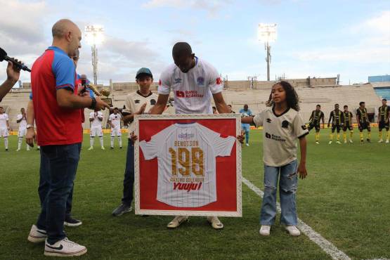 Jerry Bengtson recibe homenaje de Olimpia y Liga Nacional por romper récord de goleo histórico en Honduras