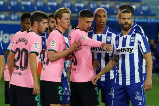 Barcelona's French defender Clement Lenglet (C) points a finger during the Spanish League football match between Deportivo Alaves and Barcelona at the Mendizorroza stadium in Vitoria on October 31, 2020. (Photo by Cesar Manso / AFP)