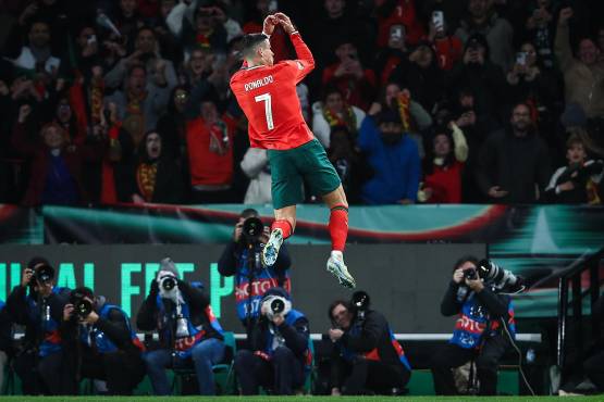 ¡Qué fotón! CR7 voló por los aires para hacer el 'SIU' tras anotar con Portugal.