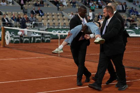 Este es el momento en que los encargados de la seguridad de Roland Garros sacaron a la mujer.