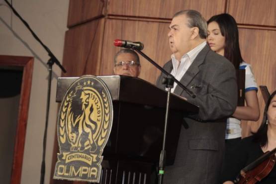JOSE RAFAEL FERRARI en el momento de la presentacion del himno de olimpia centrenario