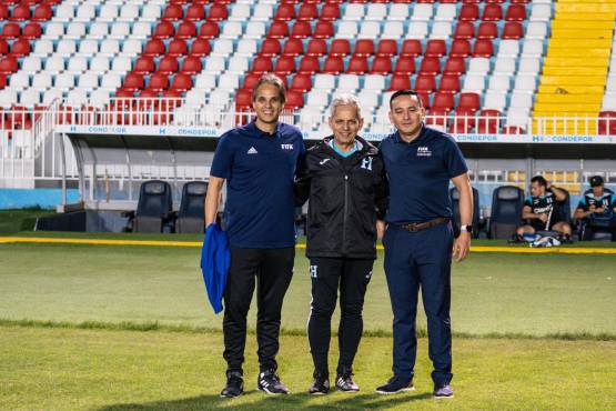Histórico ex jugador portugués sorprende y visita entrenamiento de la Selección de Honduras previo al juego ante Cuba