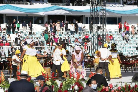 Xiomara Castro asume presidencia de una Honduras pobre y endeudada, pero optimista