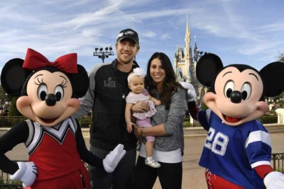 MIA63. LAKE BUENA VISTA (FL, EEUU), 05/02/2018.- Fotografía cedida donde aparece posando el jugador de los Eagles de Philadelphia Nick Foles (2i) junto a su esposa Tori (c), su hija Lily, Mickey (d) y Minnie Mouse (i), durante un desfile en su honor hoy, lunes 5 de febrero de 2018, en el Magic Kingdom de Disney World, de la ciudad Lake Buena Vista, Florida (EEUU). El mariscal de campo de los Eagles, Nick Foles, quien llevó a ese equipo de fútbol americano hacia un triunfo histórico sobre los Patriots de Nueva Inglaterra, celebró hoy la victoria en el tradicional desfile por la Main Street, la calle principal del parque temático Magic Kingdom, en las afuera de Orlando (centro de Florida). EFE/David Roark/Disney World/SOLO USO EDITORIAL/NO VENTAS