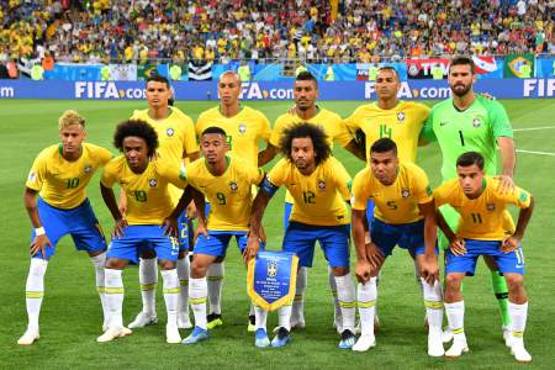 (top L-R) Brazil's defender Thiago Silva, defender Miranda, midfielder Paulinho, defender Danilo, goalkeeper Alisson ,(bottom L-R) forward Neymar, forward Willian, forward Gabriel Jesus, defender Marcelo, midfielder Casemiro and forward Philippe Coutinho pose for photographs before the Russia 2018 World Cup Group E football match between Brazil and Switzerland at the Rostov Arena in Rostov-On-Don on June 17, 2018. / AFP PHOTO / JOE KLAMAR / RESTRICTED TO EDITORIAL USE - NO MOBILE PUSH ALERTS/DOWNLOADS