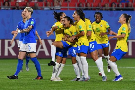 Brazil's forward Marta (C) celebrates after scoring a goal during the France 2019 Women's World Cup Group C football match between Italy and Brazil, on June 18, 2019, at the Hainaut Stadium in Valenciennes, northern France. (Photo by Philippe HUGUEN / AFP)