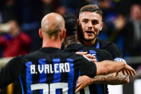 Inter Milan's Argentine forward Mauro Icardi (R) celebrates scoring with Inter Milan's Senegalese forward Keita Balde (C) and Inter Milan's Spanish midfielder Borja Valero during the Italian Serie A football match Inter Milan vs AC Milan on October 21, 2018 at the San Siro stadium in Milan. (Photo by Marco BERTORELLO / AFP)
