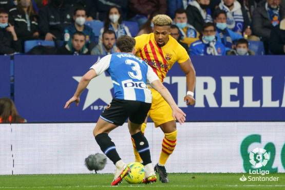 Adama intenta quitarse la marca de Pedrosa. (Foto LaLiga)