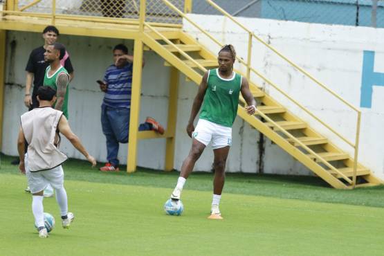 Georgie Welcome salió como capitán del Platense en su retorno a Liga Nacional.