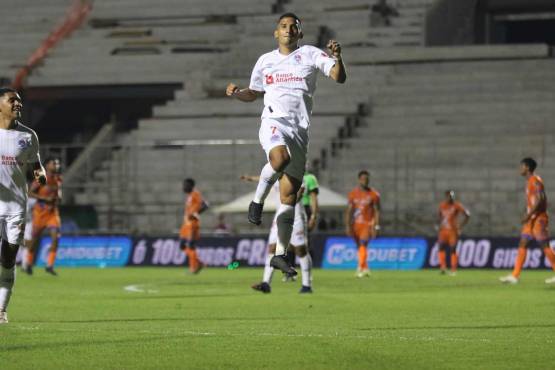 Pinto y Arboleda devuelven al Olimpia a la cima del torneo Clausura al doblegar a los Lobos UPNFM