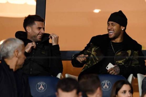 (From L) Paris Saint-Germain's Italian midfielder Thiago Motta and Paris Saint-Germain's Brazilian forward Neymar, one-match banned, attend the French L1 football match between Paris Saint-Germain (PSG) and Nice (OGC Nice) on October 27, 2017, at the Parc des Princes stadium in Paris. / AFP PHOTO / FRANCK FIFE