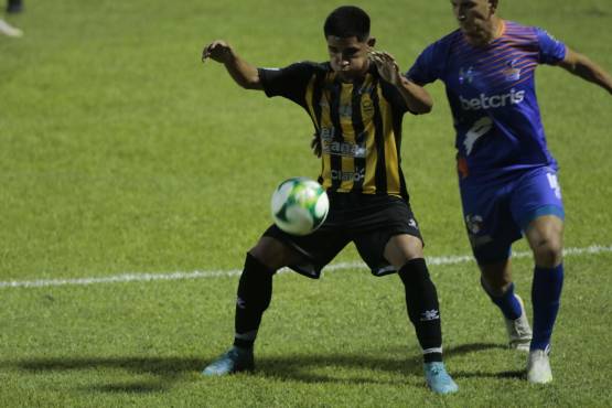 Marco Aceituno, con 18 años, pelea por un puesto en el ataque del Real España.FOTOS: Neptalí Romero