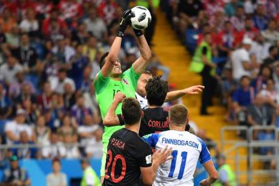 Croatia's goalkeeper Lovre Kalinic (L) makes a save during the Russia 2018 World Cup Group D football match between Iceland and Croatia at the Rostov Arena in Rostov-On-Don on June 26, 2018. / AFP PHOTO / JOE KLAMAR / RESTRICTED TO EDITORIAL USE - NO MOBILE PUSH ALERTS/DOWNLOADS