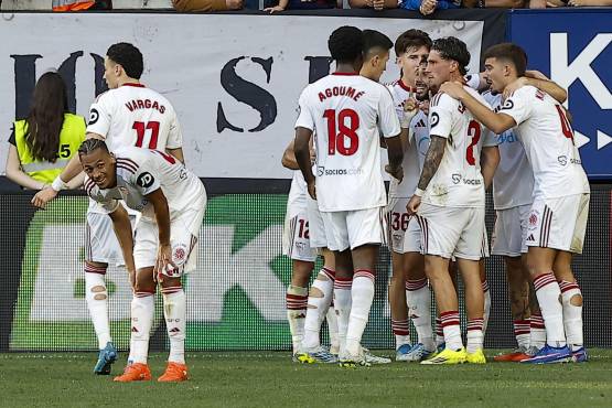 Los jugadores del Sevilla celebran el primer gol del equipo ante Osasuna, durante el partido de la jornada 32 de LaLiga que Atlético Osasuna y Sevilla FC
