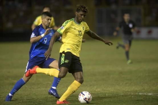 El Salvador's Nelson Bonilla (L) vies for the ball with Jamaica's Damion Lowe during their CONCACAF League of Nations football match on the final date of the preliminary phase of the CONCACAF League of Nations at the Cuscatlan Stadium in San Salvador on March 23, 2019. (Photo by MARVIN RECINOS / AFP)