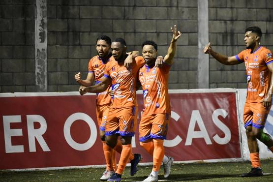 Jairo Róchez celebrando el empate 1-1 de los Lobos de la UPN. Foto: José Aníbal.