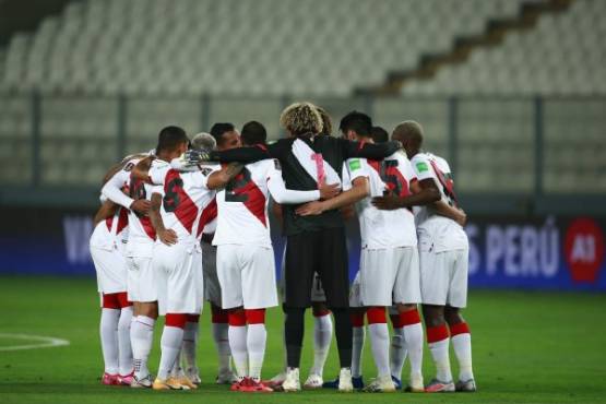 Players of Peru gather before the start of their 2022 FIFA World Cup South American qualifier football match against Brazil at the National Stadium in Lima, on October 13, 2020, amid the COVID-19 novel coronavirus pandemic. (Photo by Daniel APUY / POOL / AFP)
