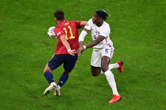 Spain's midfielder Ferran Torres (L) vies with France's midfielder Paul Pogba during the Nations League final football match between Spain and France at San Siro stadium in Milan, on October 10, 2021. (Photo by MIGUEL MEDINA / AFP)