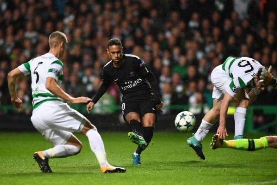 Paris Saint-Germain's Brazilian striker Neymar (C) shoots to score the opening goal of the UEFA Champions League Group B football match between Celtic and Paris Saint-Germain (PSG) at Celtic Park in Glasgow, on September 12, 2017. / AFP PHOTO / FRANCK FIFE