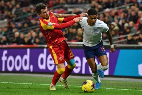 Montenegro's midfielder Vladimir Jovovic (L) vies with England's striker Marcus Rashford (R) during the UEFA Euro 2020 qualifying first round Group A football match between England and Montenegro at Wembley Stadium in London on November 14, 2019. (Photo by Glyn KIRK / AFP) / NOT FOR MARKETING OR ADVERTISING USE / RESTRICTED TO EDITORIAL USE
