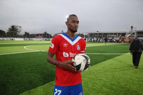 Jerry Bengtson se llevó la pelota a casa con la que se convirtió en el mejor goleador en Honduras.