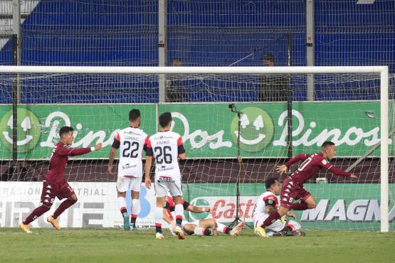 Jimmy Marín festeja el segundo tanto que tiene a los Morados soñando con ua final más en Costa Rica.
