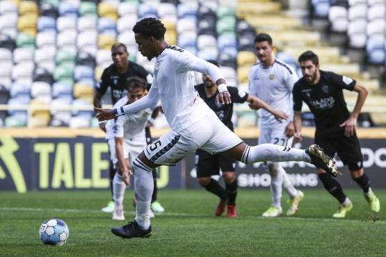 El delantero hondureño marcó de penal el último gol para firmar el triplete con Nacional de Madeira.