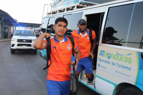 Marco Tulio Aceituno llegando con los estudiosos para medirse al Olimpia.