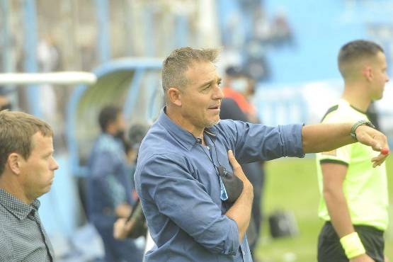 La prensa argentina califica a Hernán Medina como un entrenador apasionado.