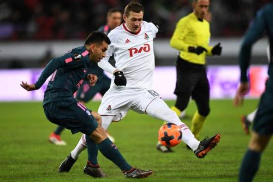Atletico Madrid's Argentinian forward Angel Correa (L) and Lokomotiv Moscow's midfielder from Russia Alexandr Kolomeitsev vie for the ball during the UEFA Europa League Round of 16 second leg football match between FC Lokomotiv Moscow and Club Atletico de Madrid on March 15, 2018 in Moscow. / AFP PHOTO / Kirill KUDRYAVTSEV