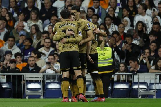 el centrocampista de la Real Sociedad Ander Barrenechea celebra su gol ante el Real Madrid durante el partido de vuelta de las semifinales de la Copa del Rey.