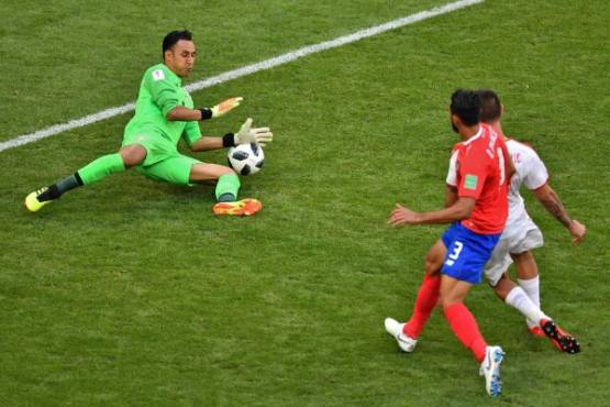 Costa Rica's goalkeeper Keylor Navas (L) dives to stop a shot by Serbia's forward Aleksandar Mitrovic (R) during the Russia 2018 World Cup Group E football match between Costa Rica and Serbia at the Samara Arena in Samara on June 17, 2018. / AFP PHOTO / Fabrice COFFRINI / RESTRICTED TO EDITORIAL USE - NO MOBILE PUSH ALERTS/DOWNLOADS