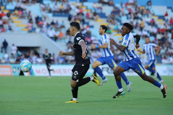Olimpia con tres minutos eléctricos le remontó el partido al Victoria, que sigue hundido: el albo es nuevo líder