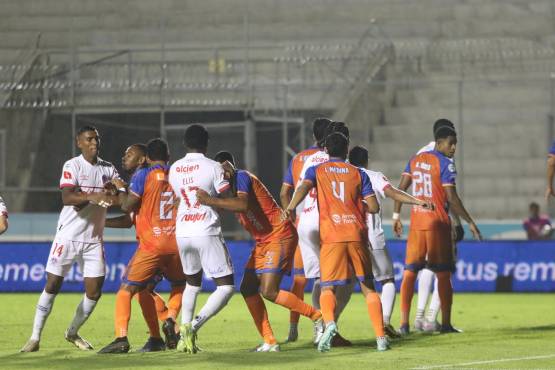 Olimpia se manda otro equipo y derrota a los lobos de la UPNFM; Alberth Elis volvió a anotar en Liga Nacional