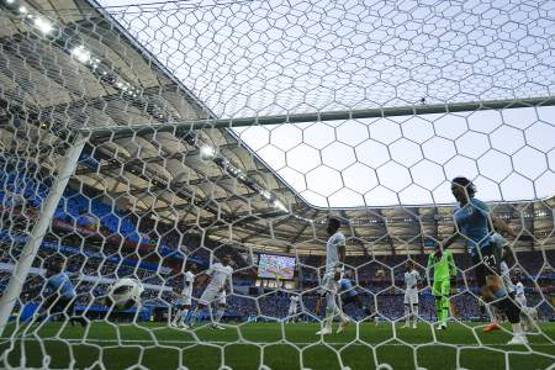 Uruguay's forward Luis Suarez (L) celebrates scoring a goal during the Russia 2018 World Cup Group A football match between Uruguay and Saudi Arabia at the Rostov Arena in Rostov-On-Don on June 20, 2018. / AFP PHOTO / KHALED DESOUKI / RESTRICTED TO EDITORIAL USE - NO MOBILE PUSH ALERTS/DOWNLOADS