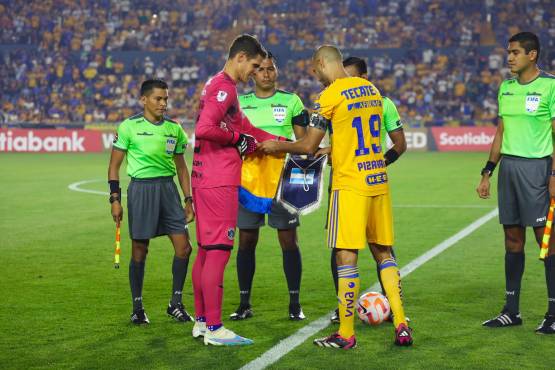 El cambio de banderines entre Rougier y Guido Pizarro, jugador de Tigres. Ambos argentinos.
