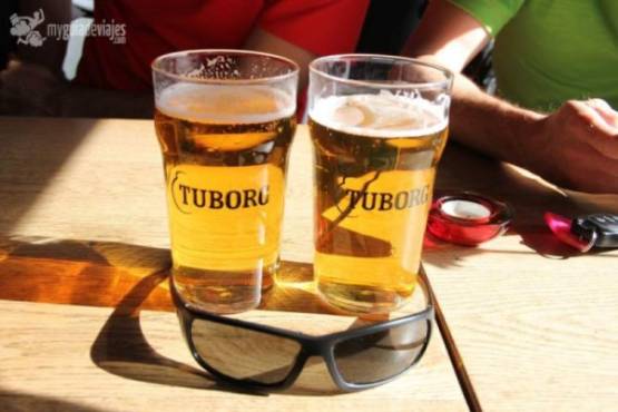 Argentina's forward Lionel Messi (C) vies with Iceland's midfielder Birkir Bjarnason (R) during the Russia 2018 World Cup Group D football match between Argentina and Iceland at the Spartak Stadium in Moscow on June 16, 2018. / AFP PHOTO / Francisco LEONG / RESTRICTED TO EDITORIAL USE - NO MOBILE PUSH ALERTS/DOWNLOADS