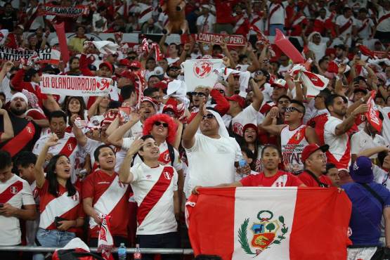 Muchos peruanos dicen presente en Doha para apoyar a su selección en el duelo ante Australia.