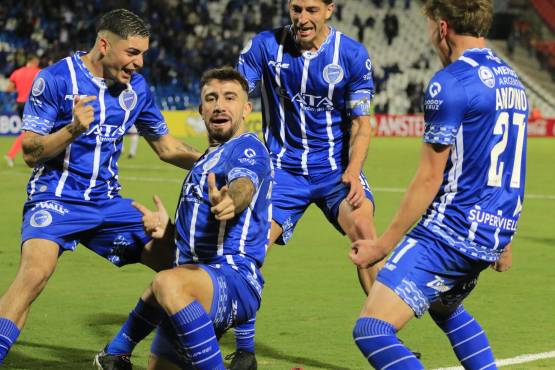 Agustín Auzmendi anota su primer gol con Godoy Cruz en la Copa Sudamericana a un gigante brasileño